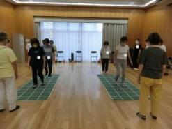 スクエアステップをする参加者