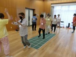 ステップ終わりに前の方とタッチ