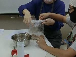 袋の中に挽肉とスパイスを入れ混ぜ合わせる
