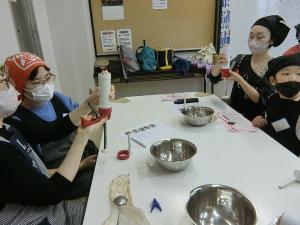 ソーセージメーカーに材料を入れる