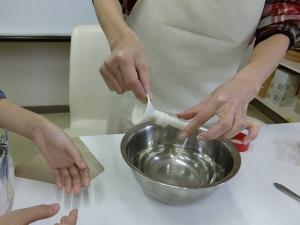 ソーセージメーカーのノズルに羊腸をセット