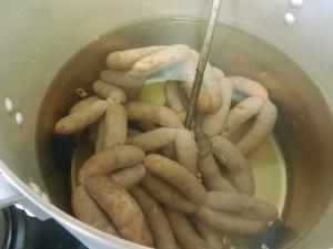 燻製したソーセージを茹でて完成