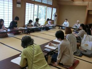 前半は座学でゆかたの生地や染め方等について学びました