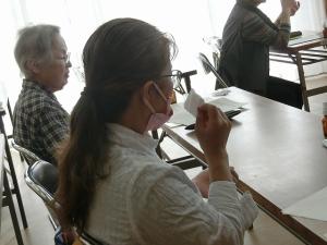 精油をガーゼにしみこませて香りを嗜む様子