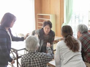 作成したスプレーの香りを受講生同士で確認
