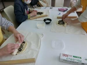 生地にチョコチップをのせて巻く