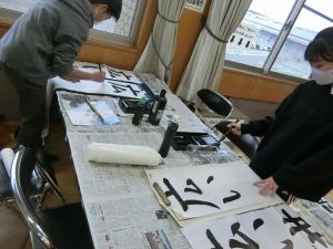 お手本を見ながら書く受講生