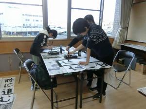 筆の止め方の指導を受ける受講生