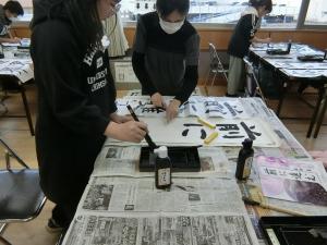 字のバランスの指導を受ける受講生