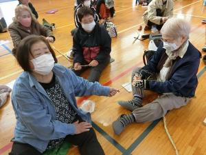 参加された方同士で協力しながら制作
