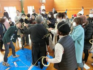 先生の実演に注目する受講生