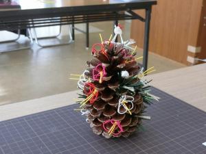まつぼっくりにパーツをつけたらお正月飾りを作りました