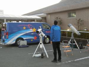 移動天文車「きらきら号」と講師の喜澤俊輔先生