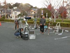 ボランティアの方の協力で大きな望遠鏡と双眼鏡が並びました