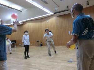 ボールを、色で分けて自身の名前や相手の名前を言いながら投げる運動