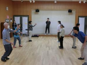 エドゥを投げる側が数字を言い、偶数と奇数でキャッチする手を変える運動