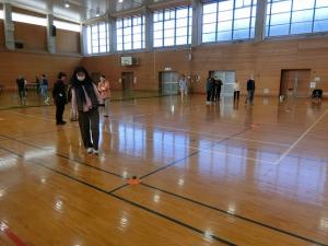 目的地を記憶し、目をつぶって辿りつく運動