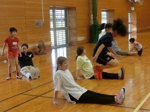 親子でペアになって準備体操