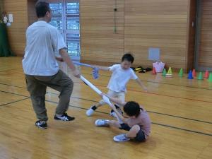 タオルを使って引っ張り合い