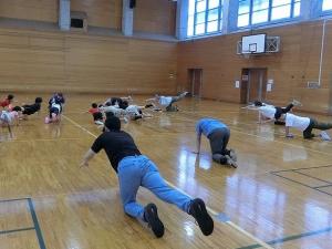 続いてみんなで体幹トレーニング
