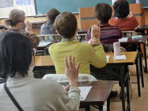 手軽に押せるツボなので座ったままでもOK