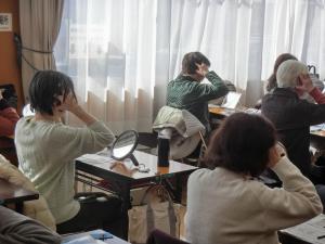 顔のたるみは頭皮から！頭皮をしっかりマッサージ