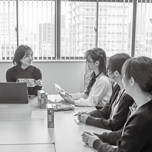 社員同士で打ち合わせ。コミュニケーションも欠かせません