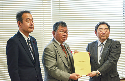 報告書の手交（左から加茂副議長、鳥井議長、駒林座長）