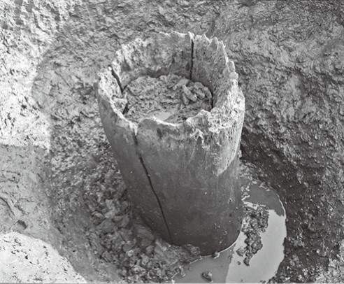 木製品（井戸の筒）が出土した時の様子（梶子遺跡・1982～1983［昭和57～58］年）