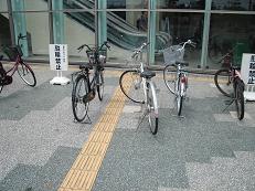 停めてある自転車が点字ブロックのじゃまになっています。