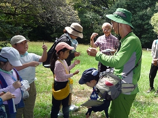 草手裏剣を作っている様子