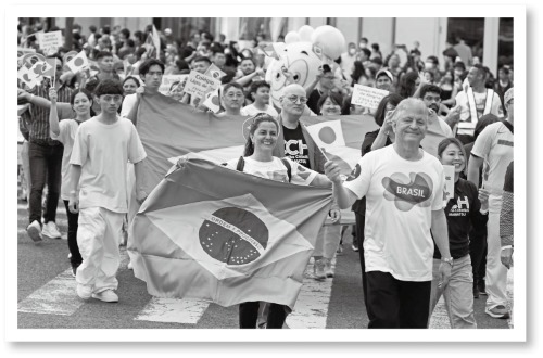 ブラジル人市民の皆さんとともに実施した記念パレード