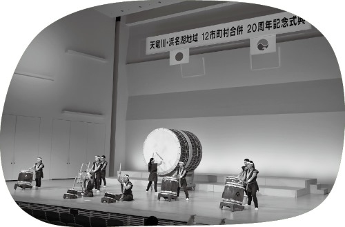 高校生による記念コンサートなどが披露された合併20周年記念式典