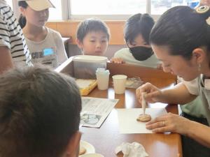 みんな真剣に見ています