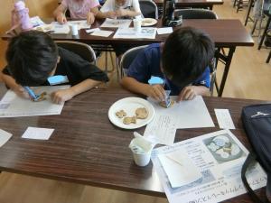 縁取りの中に色を入れます