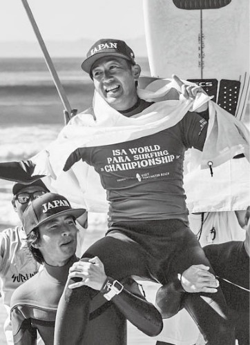 世界大会優勝直後、仲間に担がれ笑顔を浮かべる加藤選手