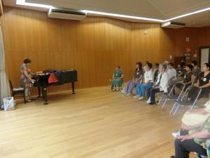 ピアノの音をじっくり聞いて自分が出しやすい音程を探ります