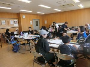 これから始まる緊張気味の教室