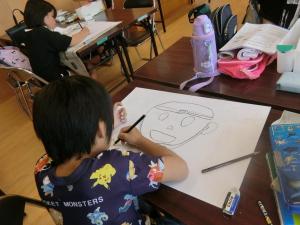 鉛筆で下描きします