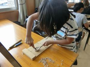 スプーンをひたすら掘ります