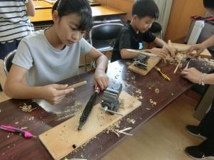 道具を使って削ります