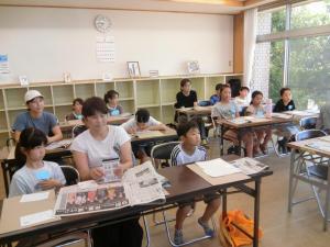 ちぎり絵のやり方の説明を聞く皆さん