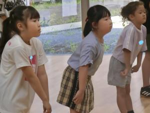 顔を前に出す動き