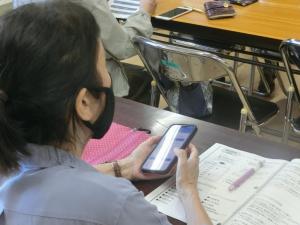 説明を聞きながら操作をする様子