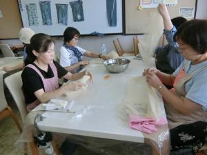 布を折ったり、輪ゴム、箸、ラップを使ったりして柄を作る作業