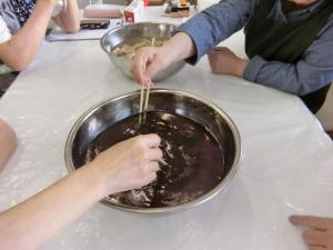 次に染液に(100回数え)浸します