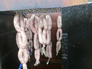 ソーセージを先生お手製の燻製機で乾燥させます