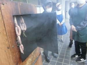 ソーセージの燻製ができあがりました