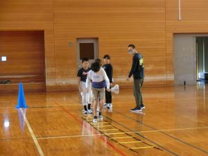 枠を踏まずに走る様子(高学年)