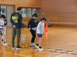 枠を踏まずにステップで進む様子(高学年）